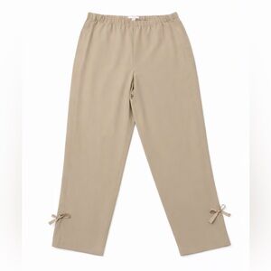 CHICOS TAN CROPPED PULL ON PANTS TIES AT ANKLE FRONT AND BACK
POCKETS SIZE 2.5